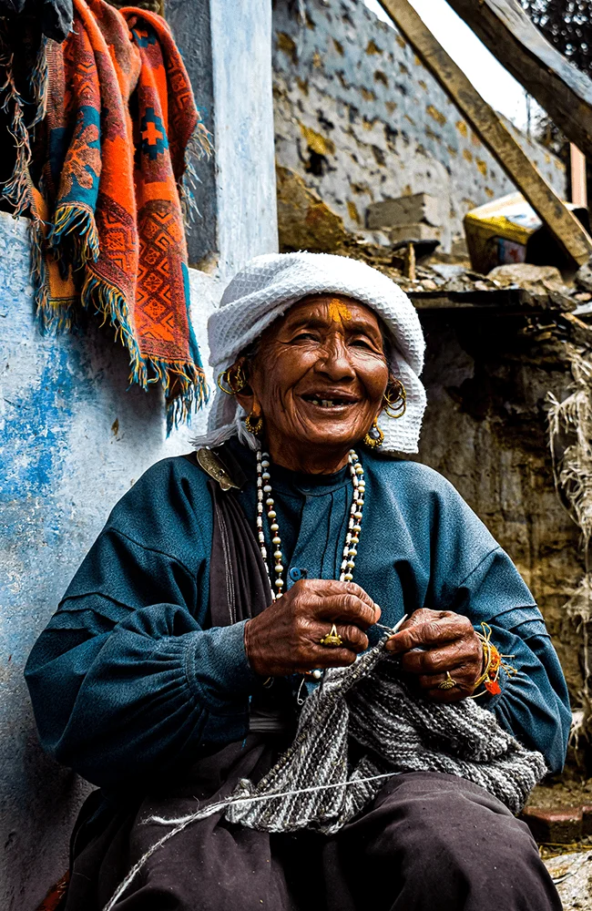 Artesana anciana tejiendo