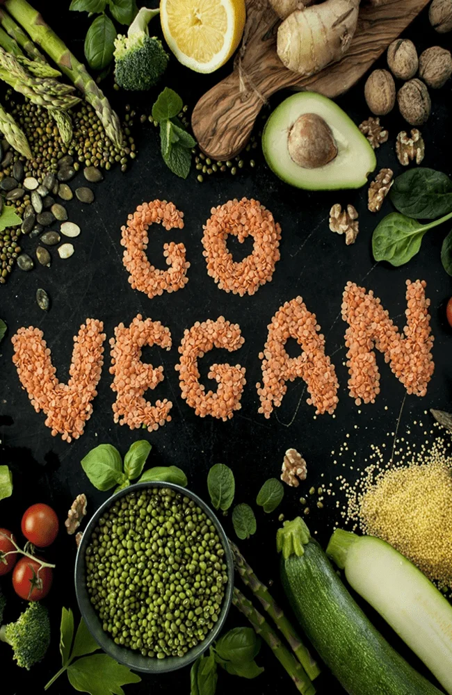 GoVegan escrito con semillas rodeado de frutas