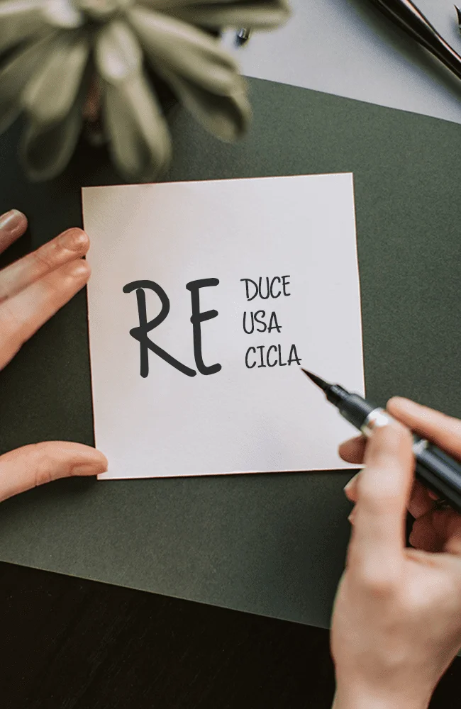Reduce, reusa y recicla, palabras escritas en una nota con un plumón