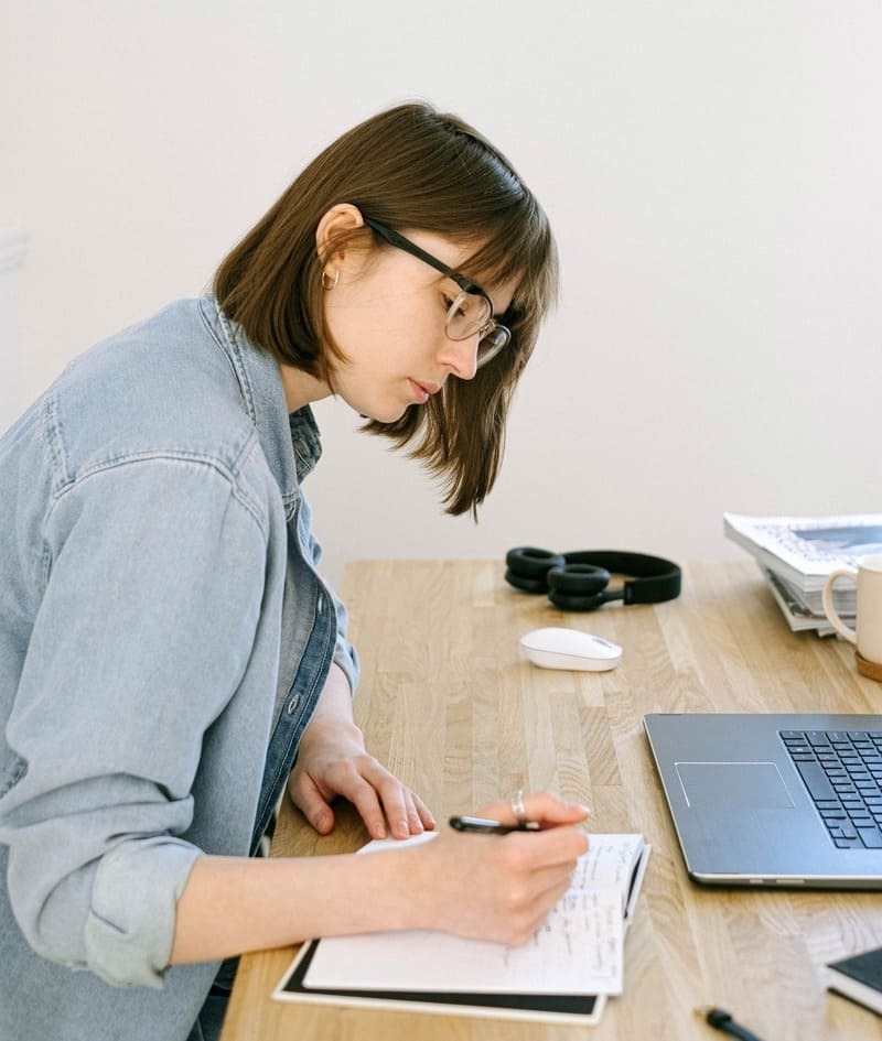chica-en-escritorio-escribiendo-y-disenando