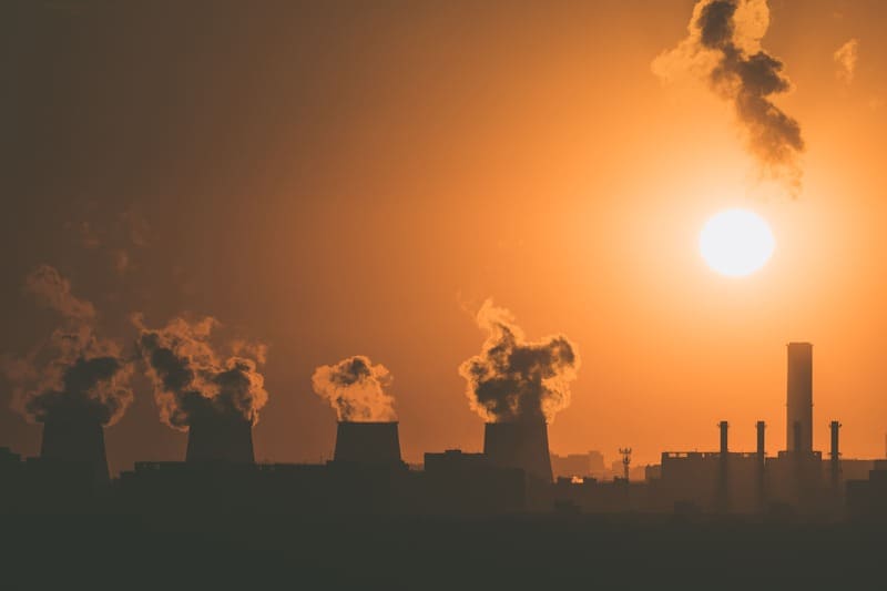 contaminacion-por-industrias-arrojando-humo-y-afectando-a-la-capa-de-ozono