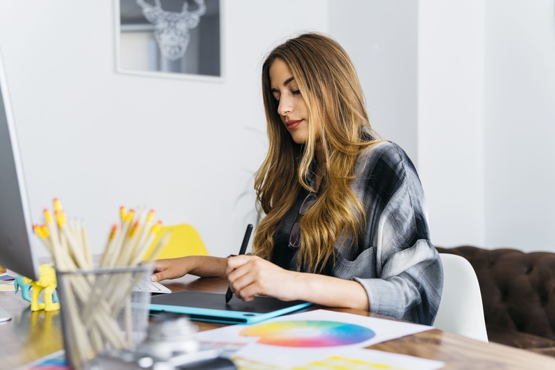 disenadora-grafica-en-escritorio