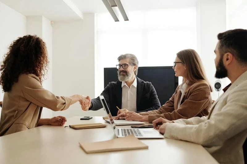 equipo-de-trabajo-felices-estrechando-mano-con-cliente-generando-confianza-y-credibilidad