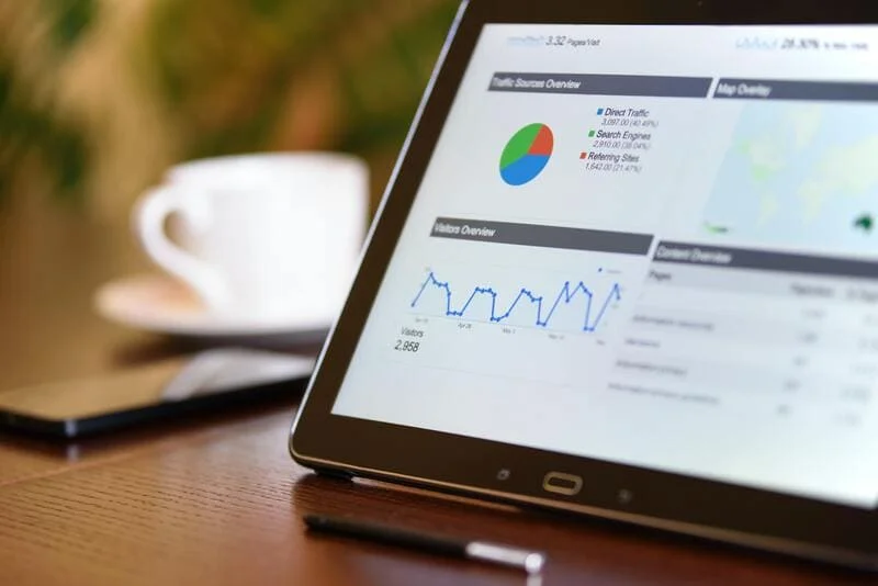 graficas-en-pantalla-mostrando-crecimiento-de-negocio-marketing-wifly-meowketing