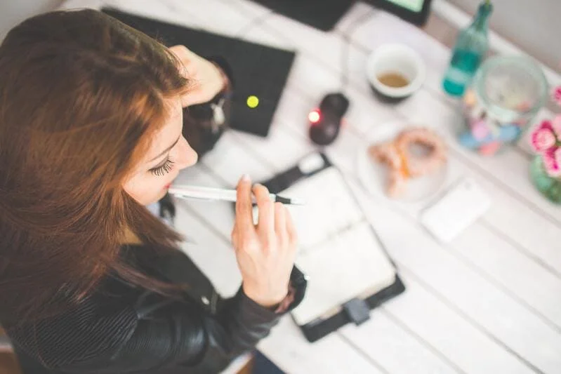 chica-joven-pensando-invertir-en-un-sitio-web-marketing-Wifly-Meowketing-cdmx-marketing